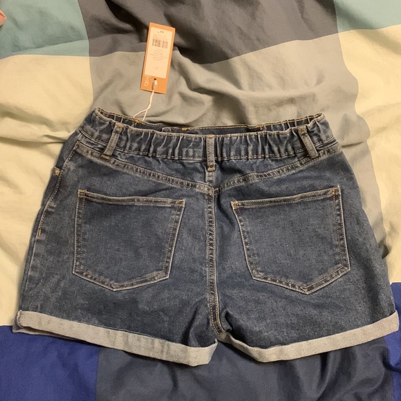 Dynamite Mom fit Denim shorts with elasticized waist-Size 27-NWT - Picture 2 of 3